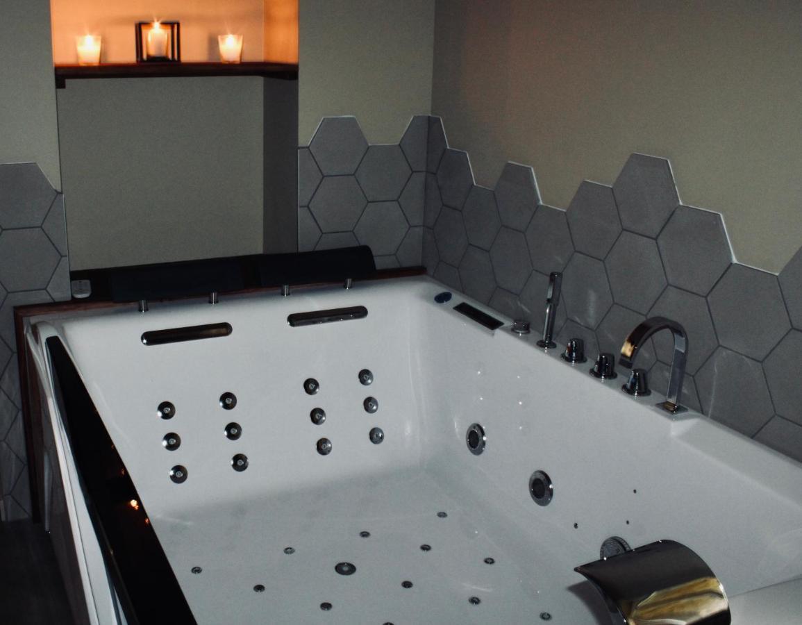 Superbe Appartement Avec Jacuzzi Et Jardin Prive Marlhes Exterior photo